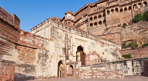 Day 4: Jodhpur Sightseeing + Drive to Udaipur – From Blue Walls to White Palaces - jodhpur-sightseeing-drive-to-udaipur-from-blue-walls-to-white-palaces-2QVrrqev.jpg